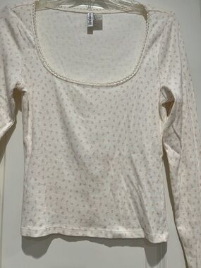 🌷H&M Divided White Top with Light Pink Micro Floral Pattern Like 🆕